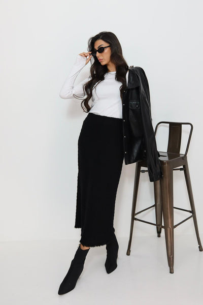 חצאית סריג עם פרנזים למטה