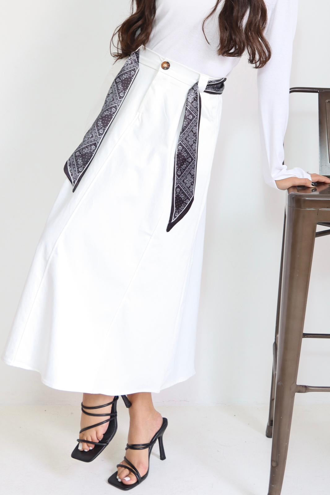 חצאית עם חגורת בנדנה