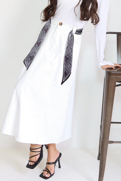 חצאית עם חגורת בנדנה