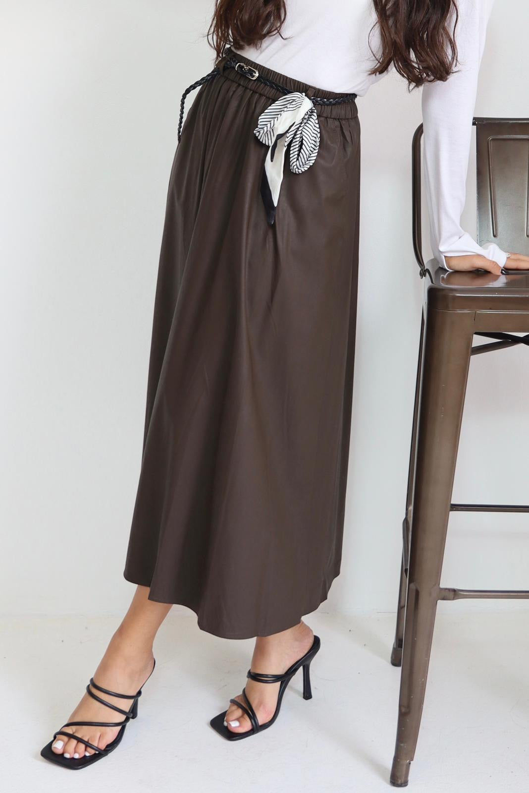 חצאית דמוי עור עם חגורה