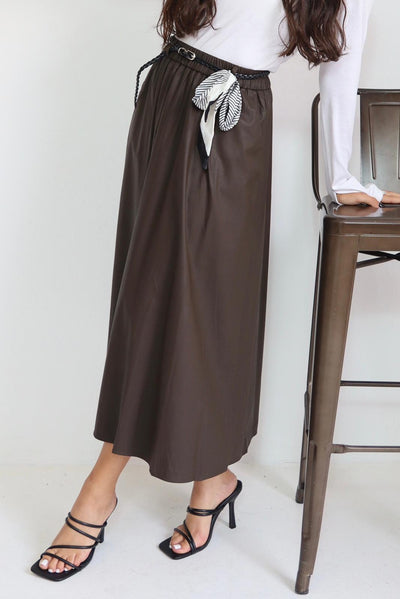 חצאית דמוי עור עם חגורה