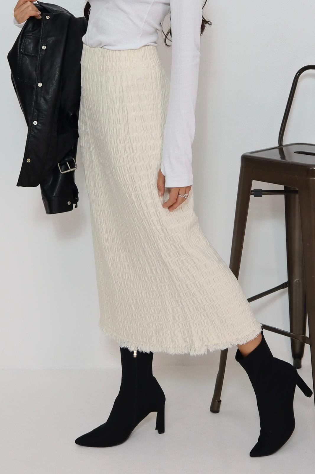 חצאית סריג עם פרנזים למטה