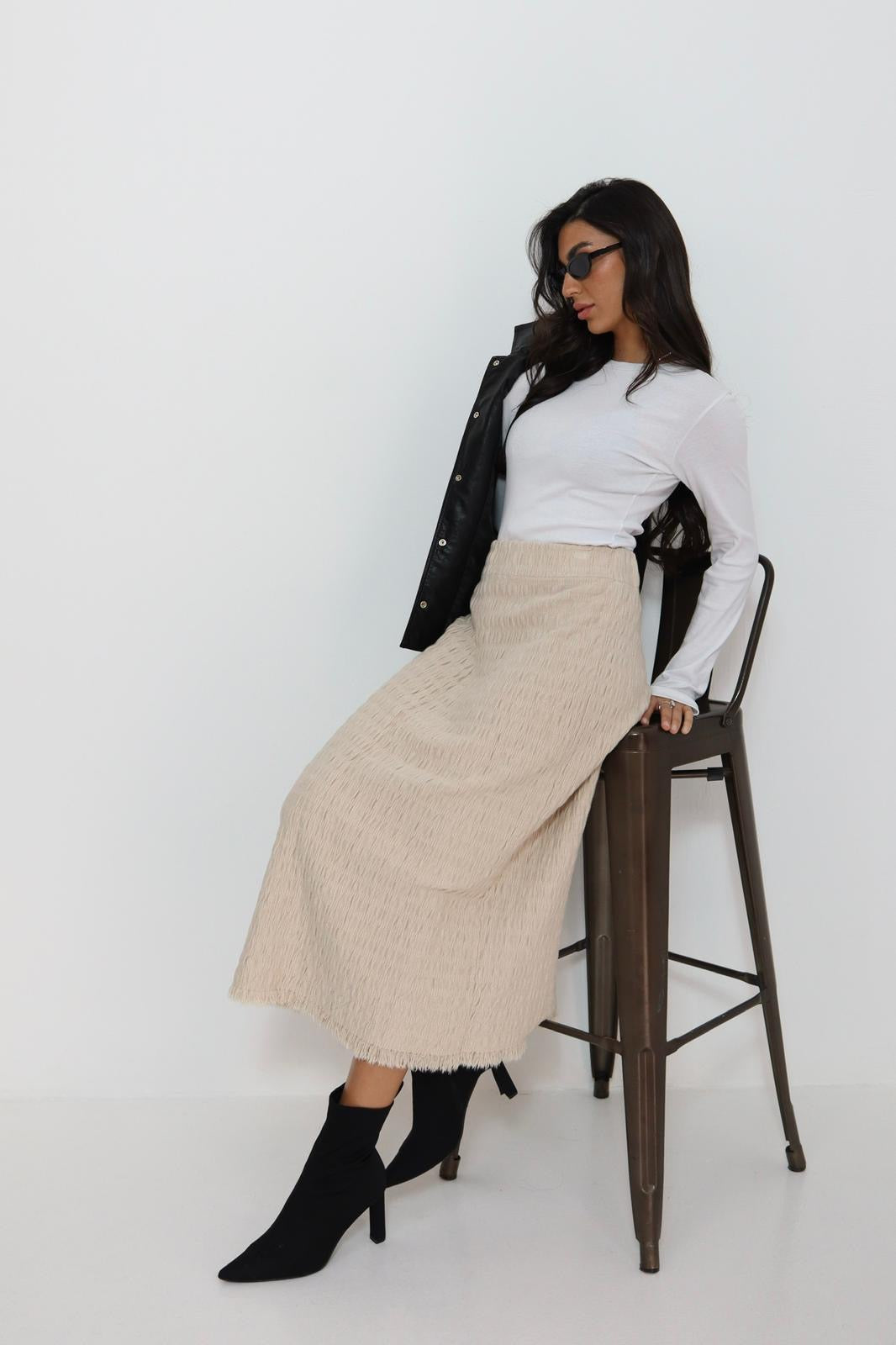 חצאית סריג עם פרנזים למטה