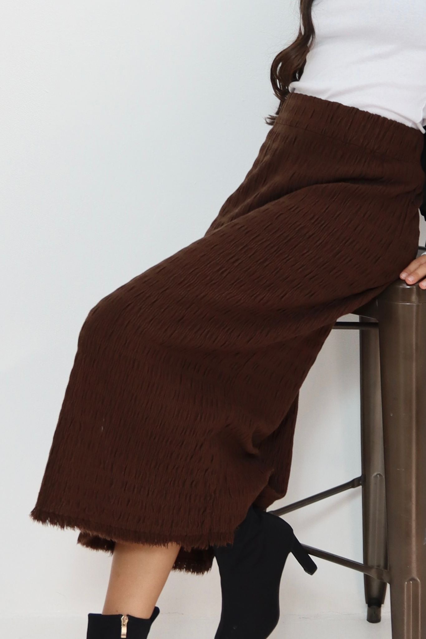 חצאית סריג עם פרנזים למטה