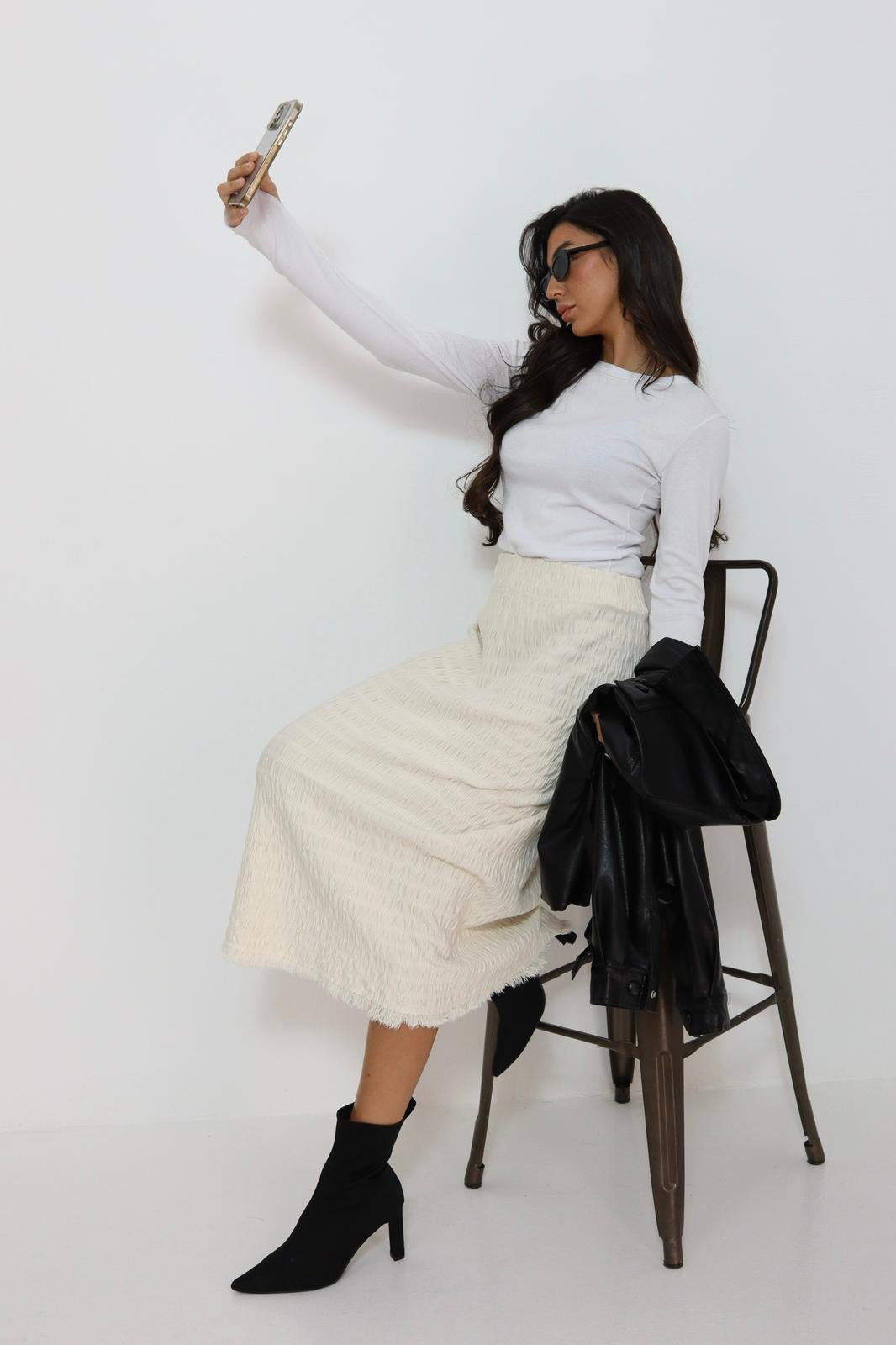 חצאית סריג עם פרנזים למטה