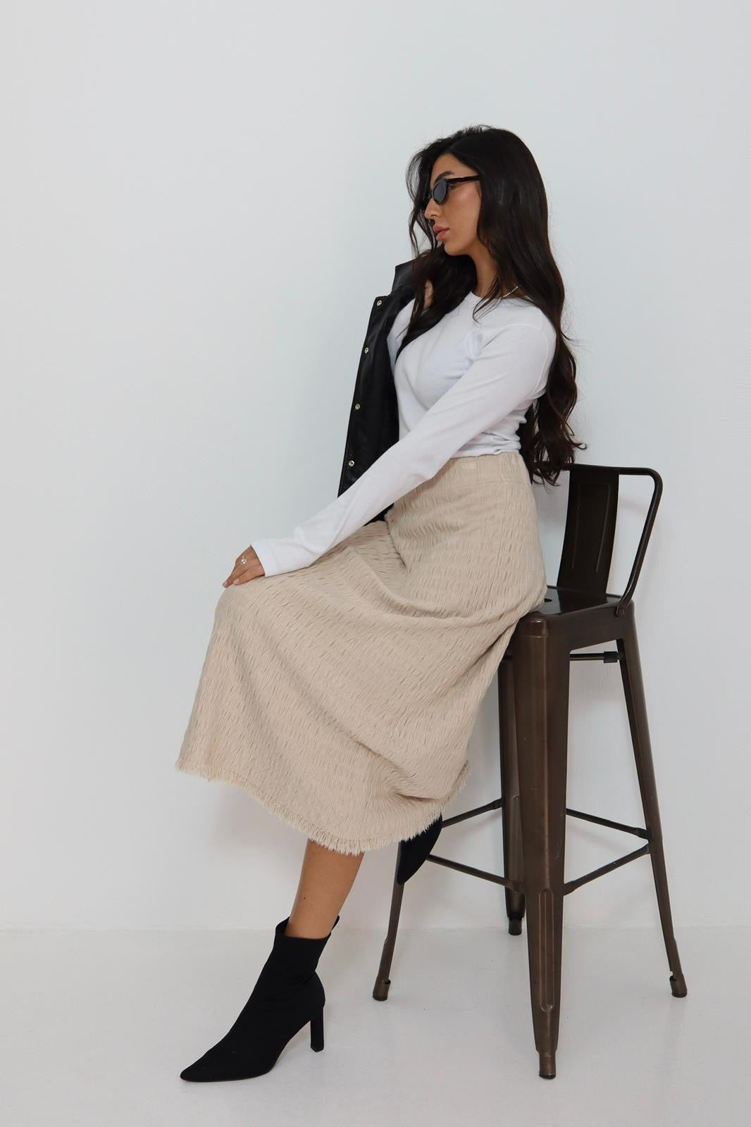 חצאית סריג עם פרנזים למטה