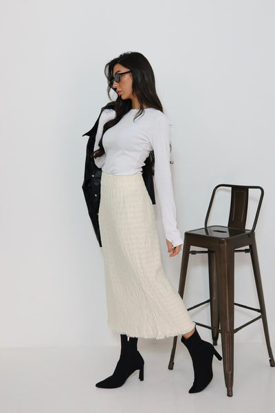 חצאית סריג עם פרנזים למטה