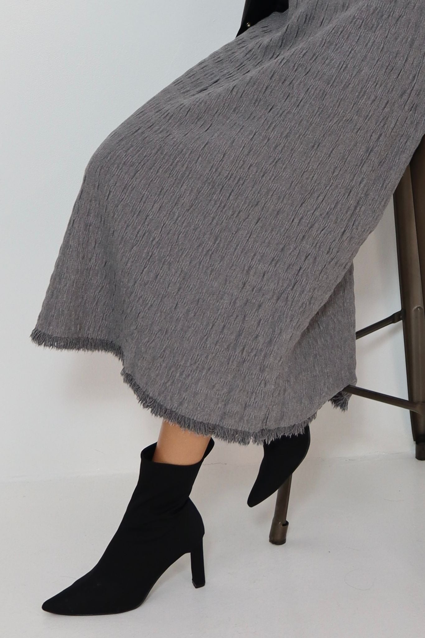 חצאית סריג עם פרנזים למטה