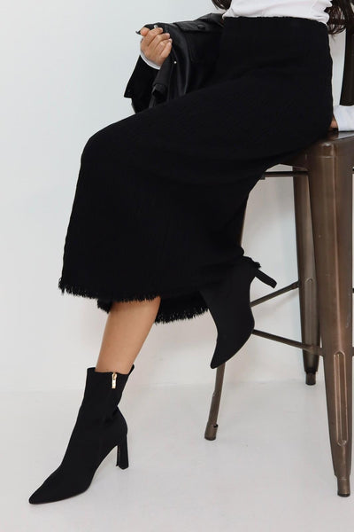 חצאית סריג עם פרנזים למטה