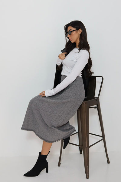 חצאית סריג עם פרנזים למטה