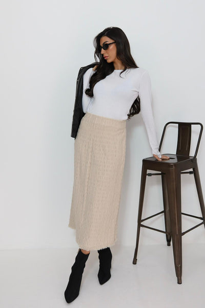 חצאית סריג עם פרנזים למטה