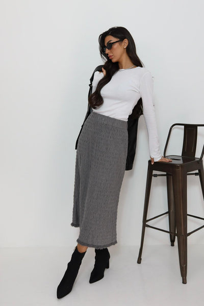 חצאית סריג עם פרנזים למטה