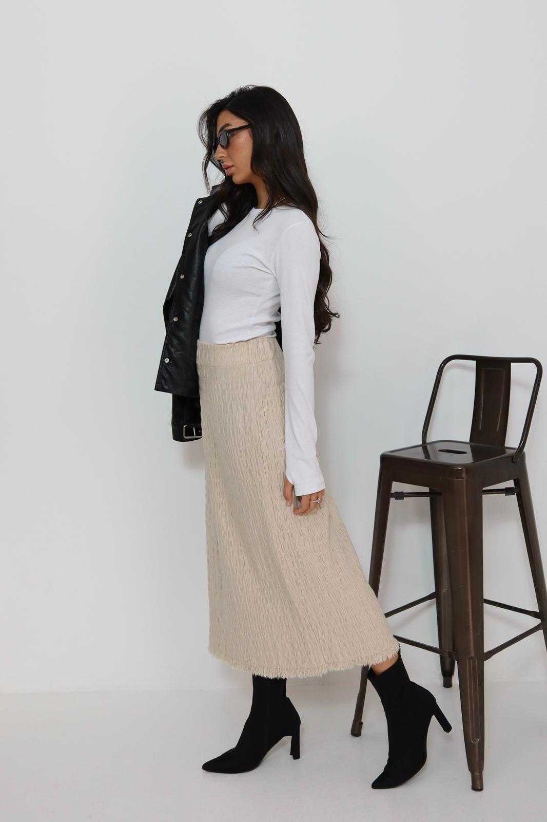 חצאית סריג עם פרנזים למטה