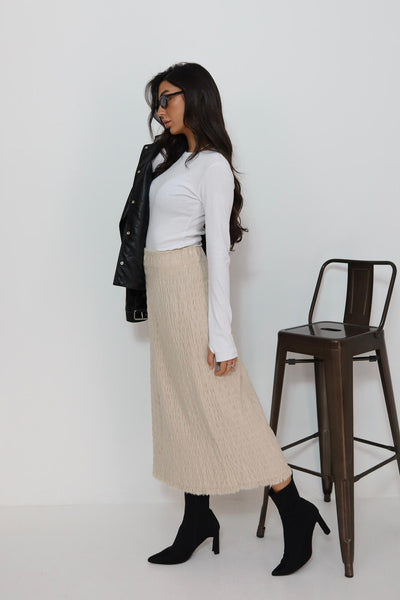 חצאית סריג עם פרנזים למטה