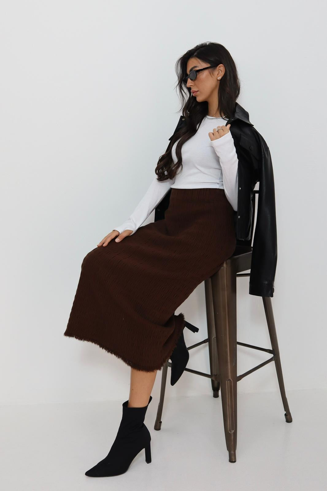 חצאית סריג עם פרנזים למטה