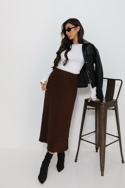 חצאית סריג עם פרנזים למטה