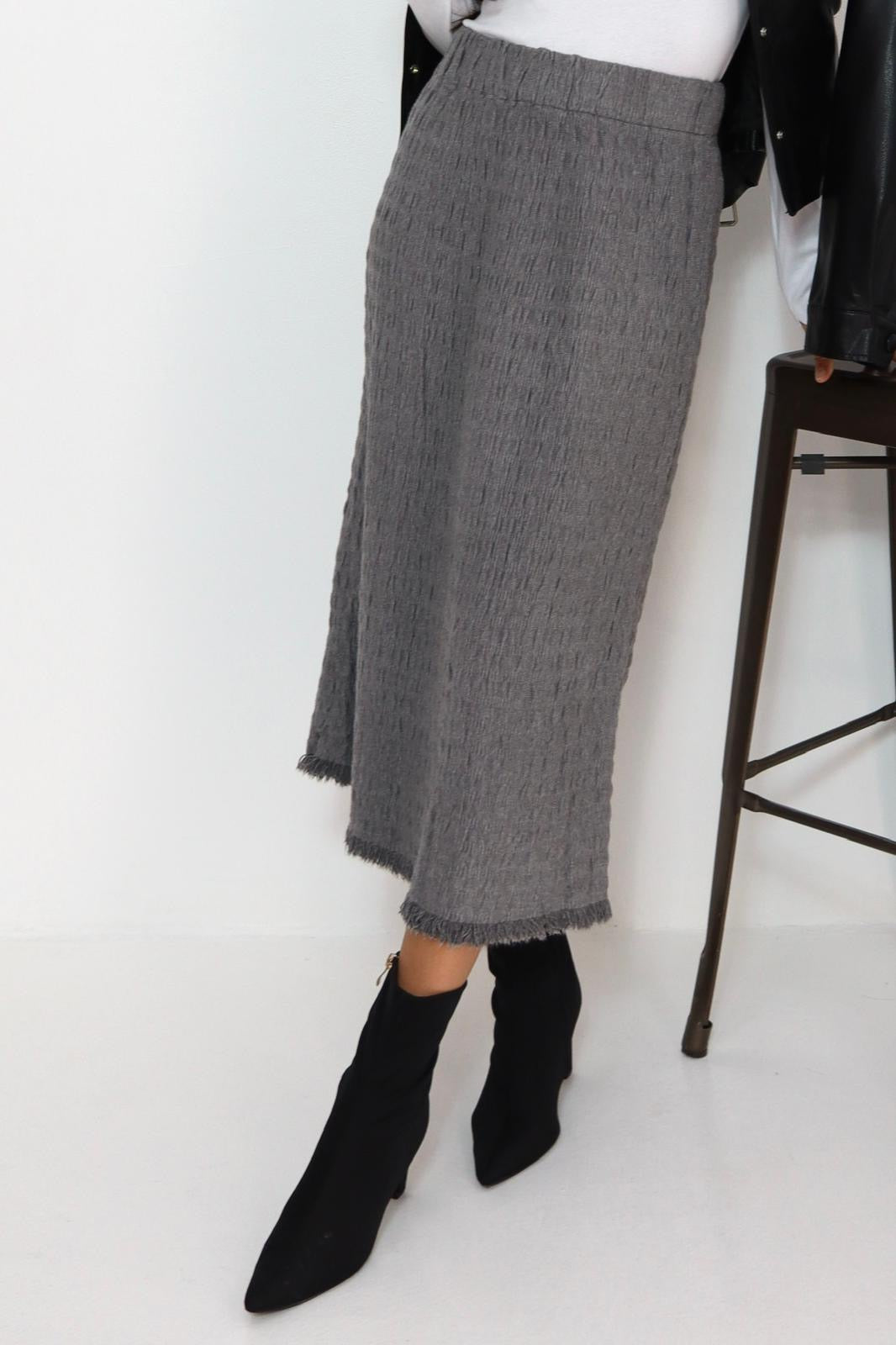 חצאית סריג עם פרנזים למטה