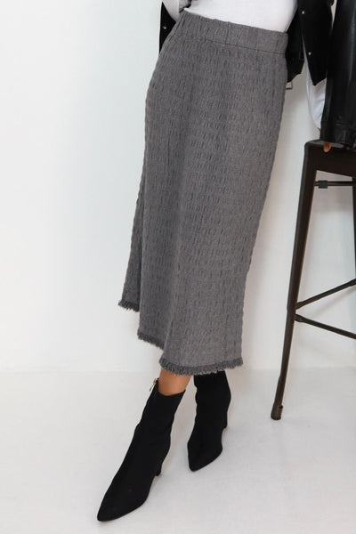 חצאית סריג עם פרנזים למטה