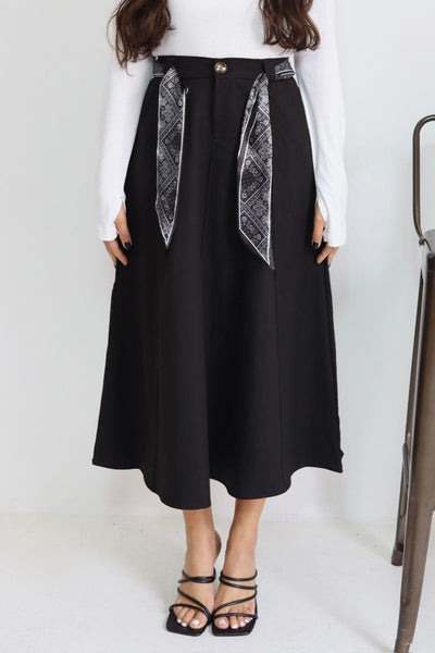 חצאית עם חגורת בנדנה