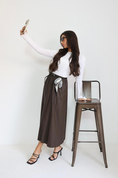 חצאית דמוי עור עם חגורה