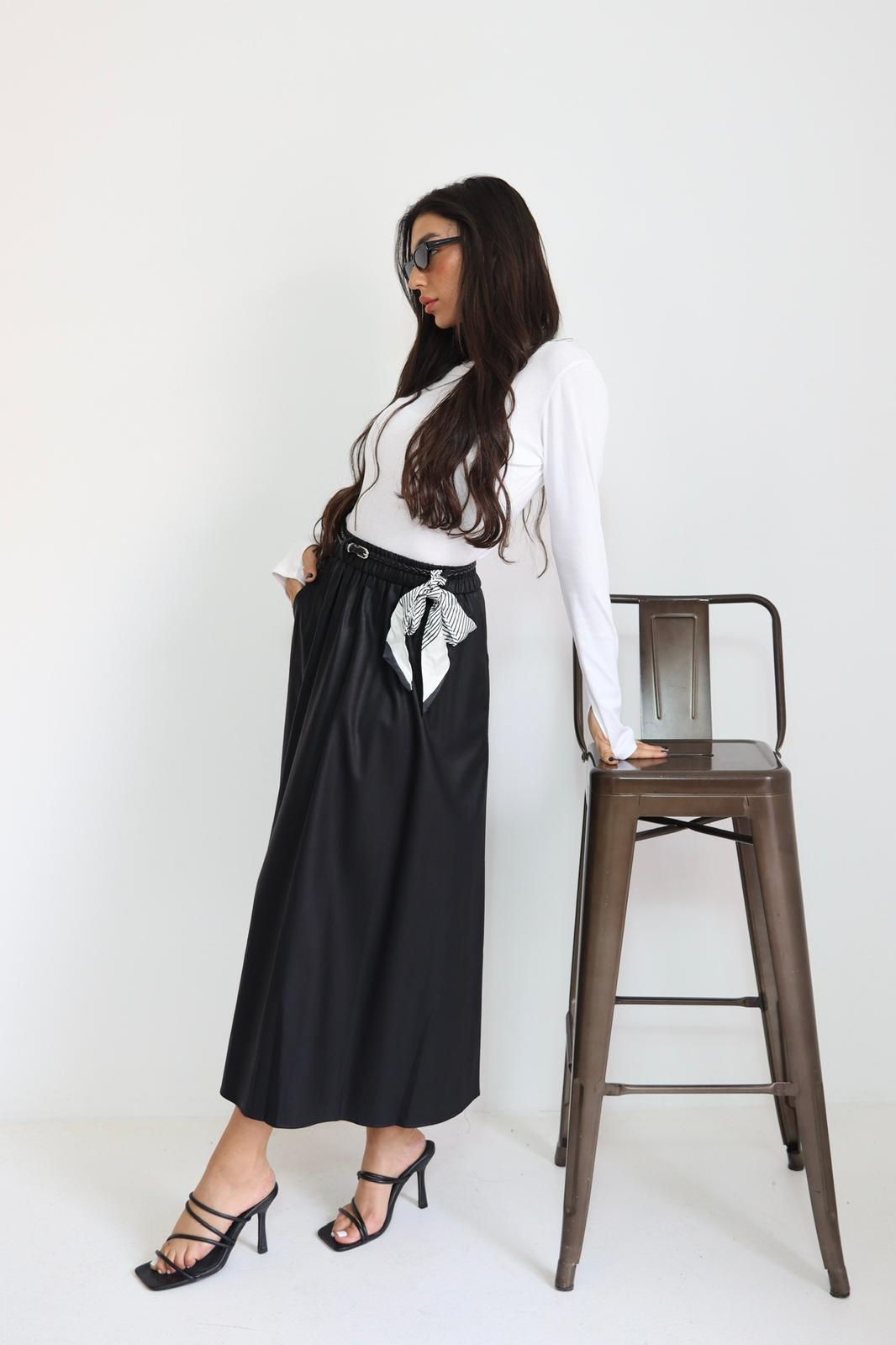 חצאית דמוי עור עם חגורה