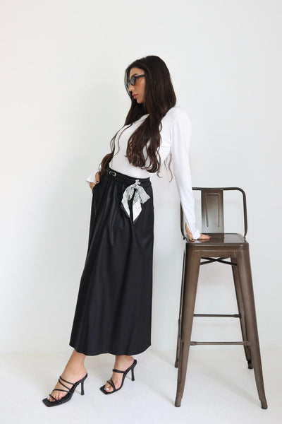 חצאית דמוי עור עם חגורה