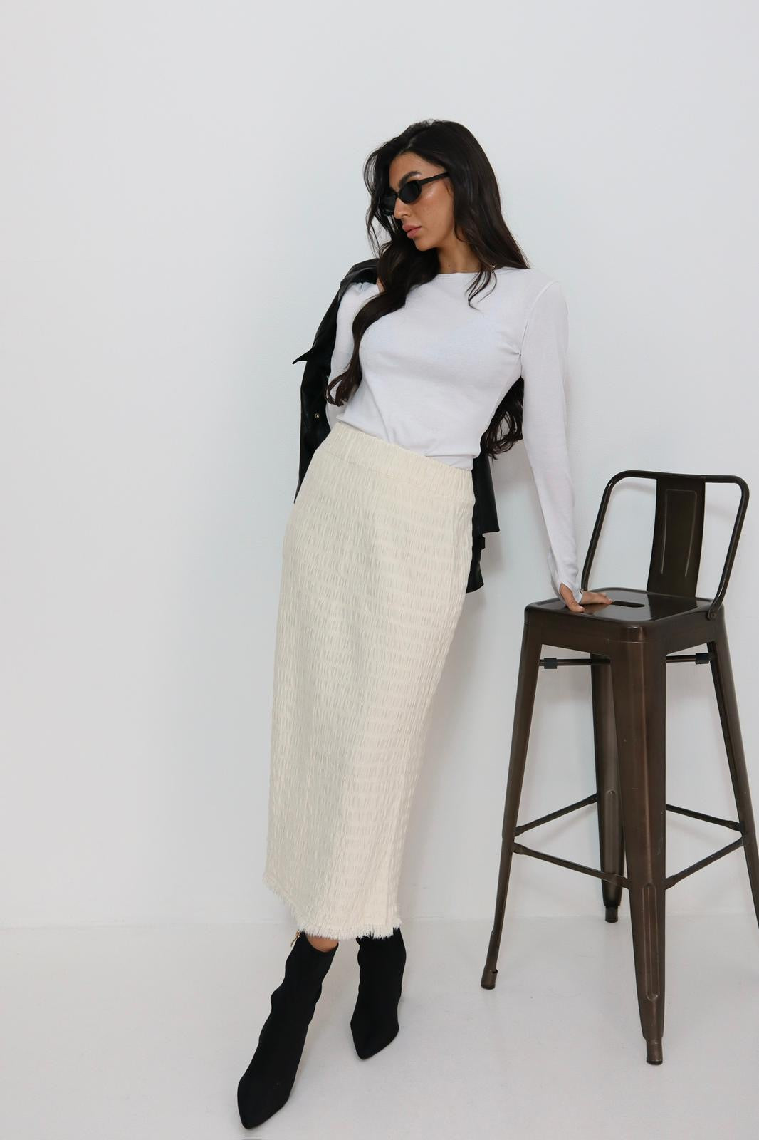 חצאית סריג עם פרנזים למטה