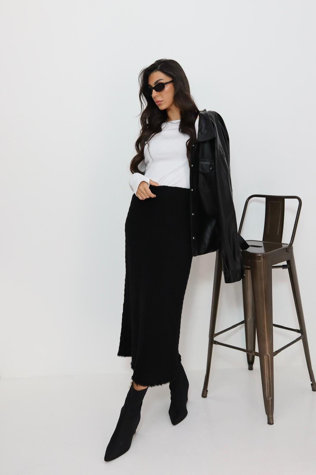 חצאית סריג עם פרנזים למטה