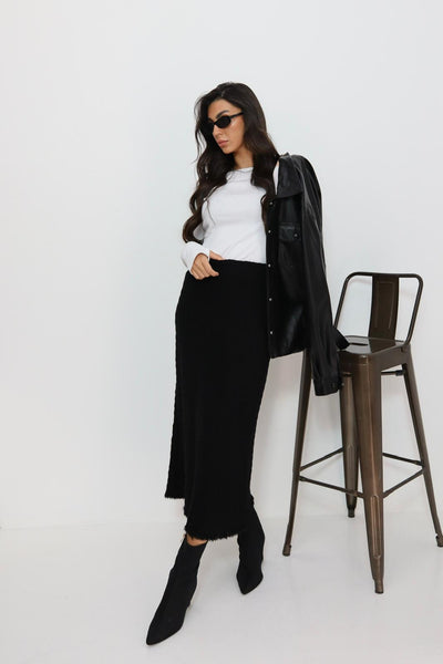 חצאית סריג עם פרנזים למטה