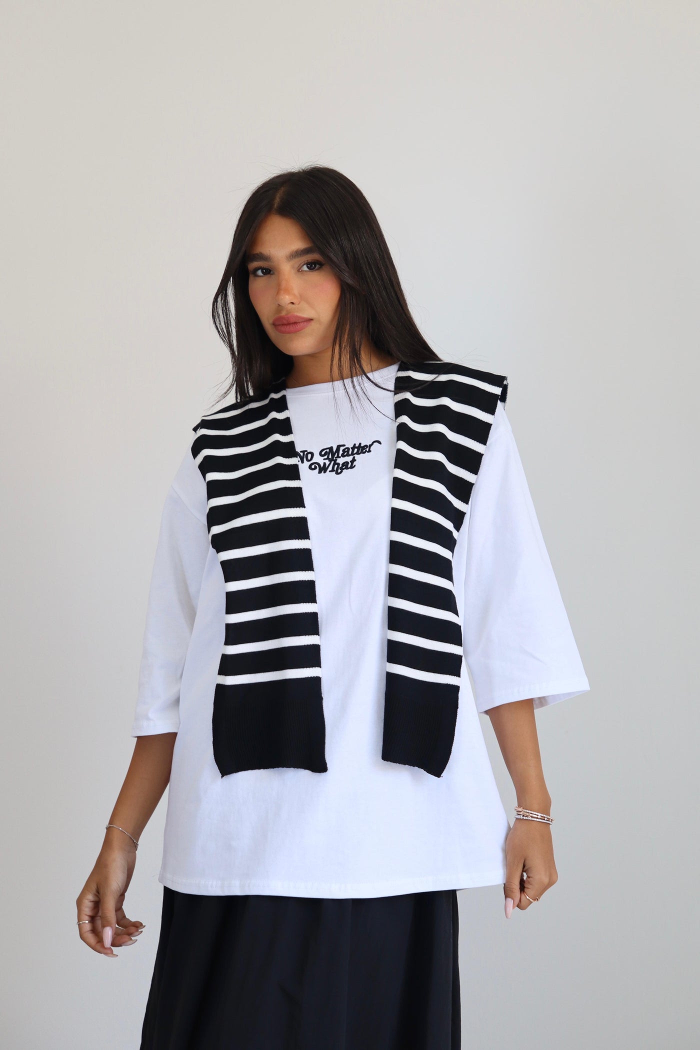חולצה כתוביות עם קשירה שרוולים מחובר