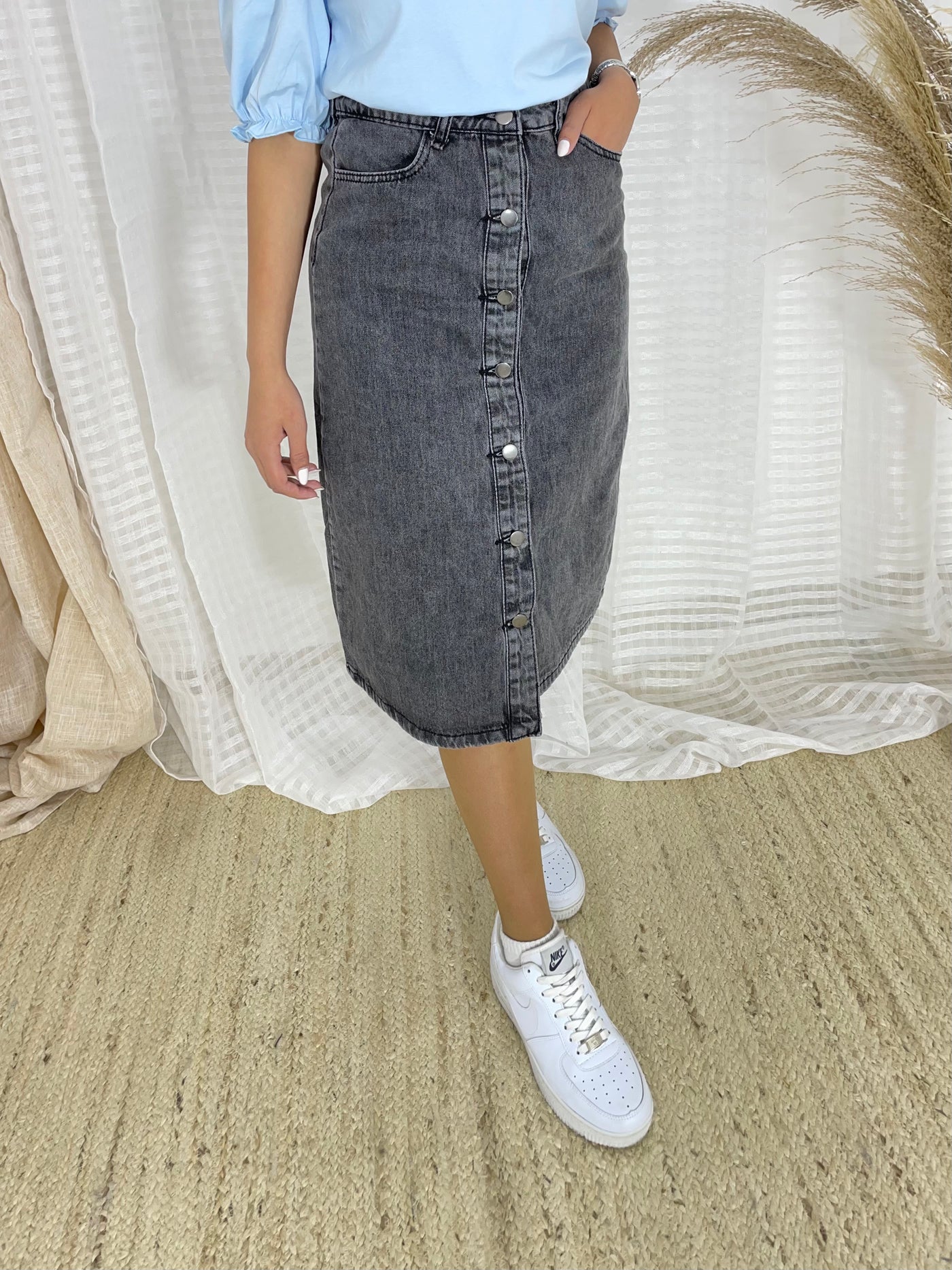 ארוכה -מיני אלנביA חצאית ג'ינס כפתורים גזרה – MiniAllenby